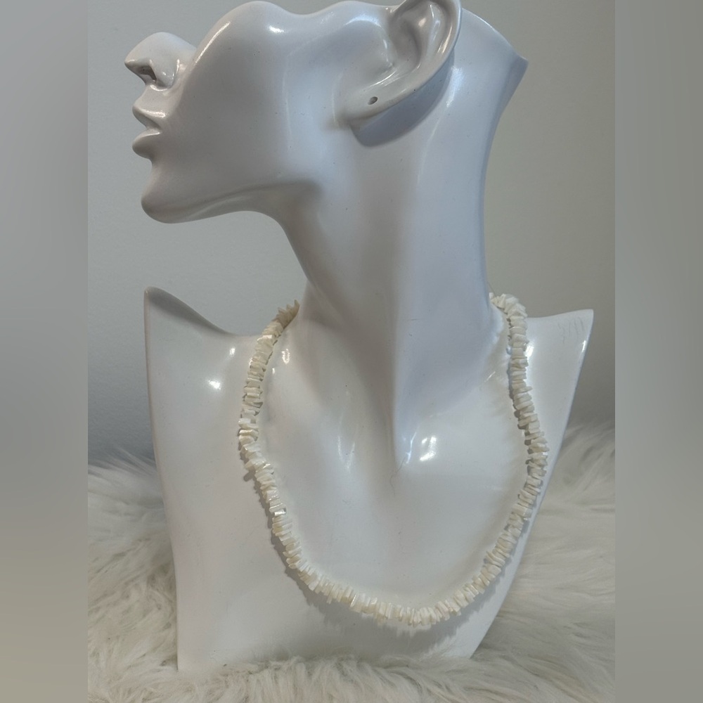 White Shell Chip Necklace - Elegant Beach-Inspired Necklace